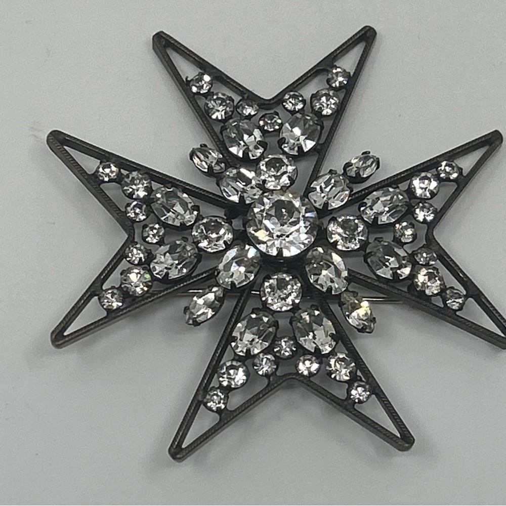 Vintage Unsigned Schreiner New York Maltese Cross Rhinestone Brooch 3” x 3” Chip
